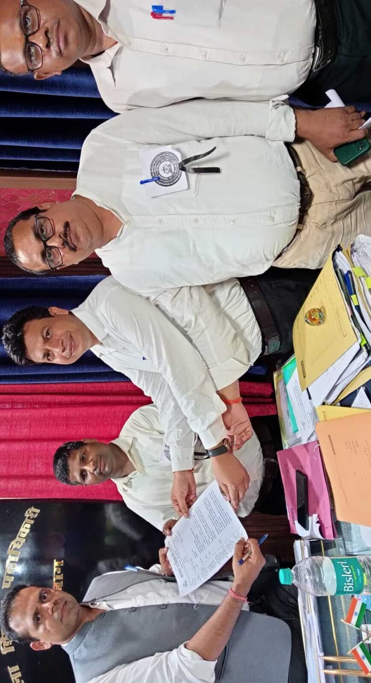 प्लस टू स्कूलों में प्राचार्य के पद सृजित करने के लिए डीइओ को ज्ञापन