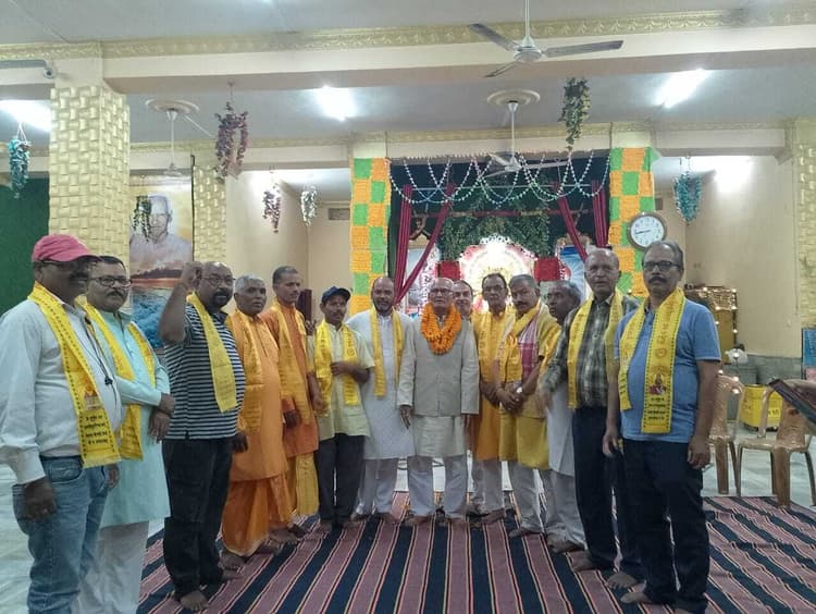 समाज में बेहतर काम करने वाले को गायत्री शक्तिपीठ ने किया सम्मानित