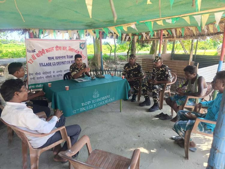 एसएसबी अधिकारियों ने ग्रामीणों के साथ की बैठक, बच्चियों को स्कूल भेजने पर दिया बल