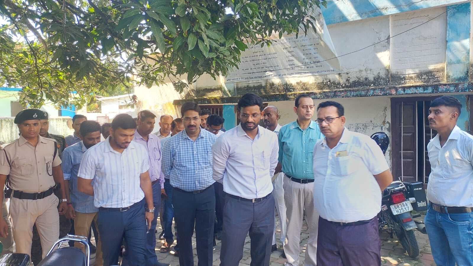 डीएम ने किया सिकटी प्रखंड कार्यालय का निरीक्षण