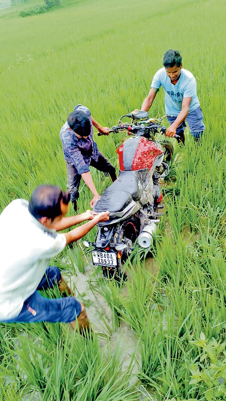 आउसग्राम में खेत से मिले दो युवकों के शव