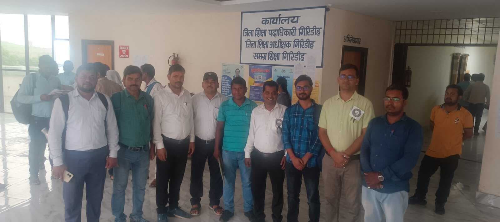 Giridih News: शिक्षकों ने काला बिल्ला लगाकर किया कार्य