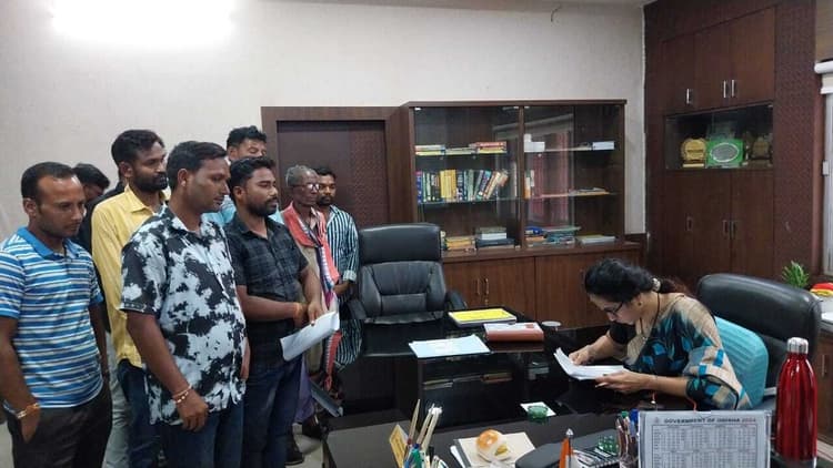 Jharsuguda news: तालाबीरा खदान के विस्थापितों ने जिलाधीश को सौंपा ज्ञापन, आंदोलन की चेतावनी दी