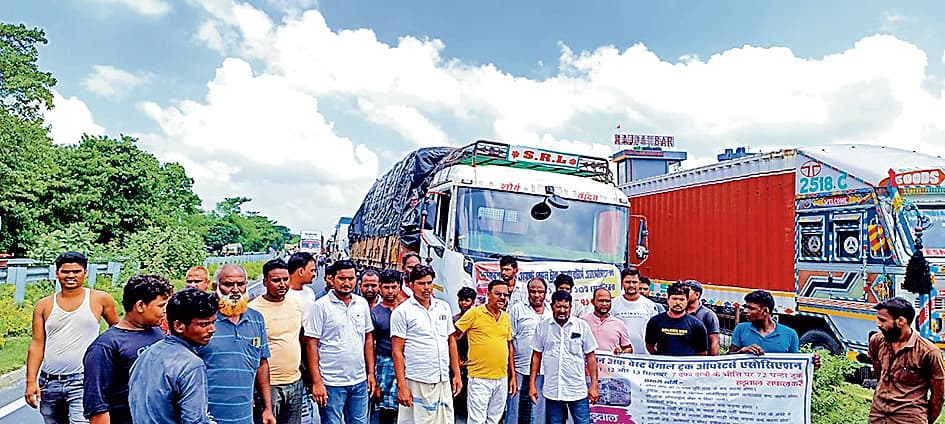 ट्रकों की हड़ताल जारीआपूर्ति भी हो रही बाधित