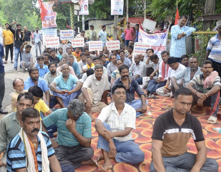 DHANBAD NEWS: फुटपाथ दुकानदारों ने निगम के खिलाफ निकाला जुलूस, किया प्रदर्शन, नगर आयुक्त को सौंपा मांग पत्र