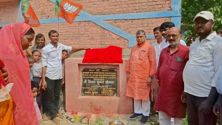 सडकों के मरम्मत कार्य का विधायक ने किया शिलान्यास