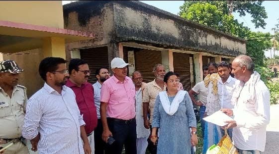 एसडीएम व डीसीएलआर ने प्रखंड कार्यालय का किया निरीक्षण