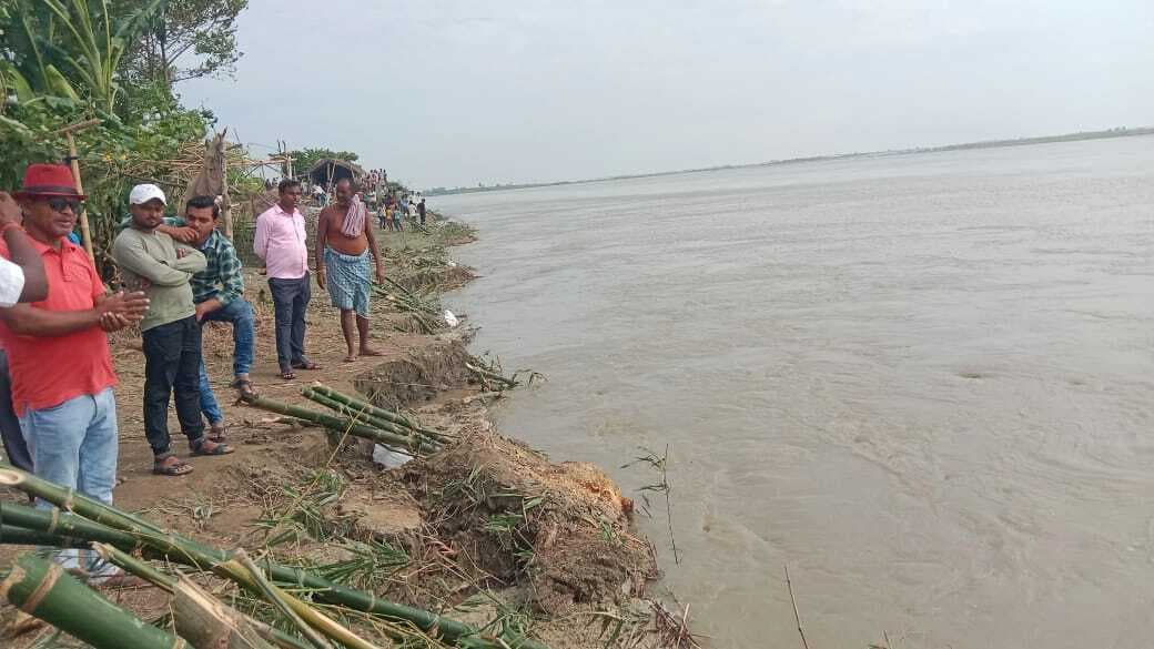 कटाव तेज, पिपरा घाट समेत आधा दर्जन लोगों के घर गंडक नदी में विलीन
