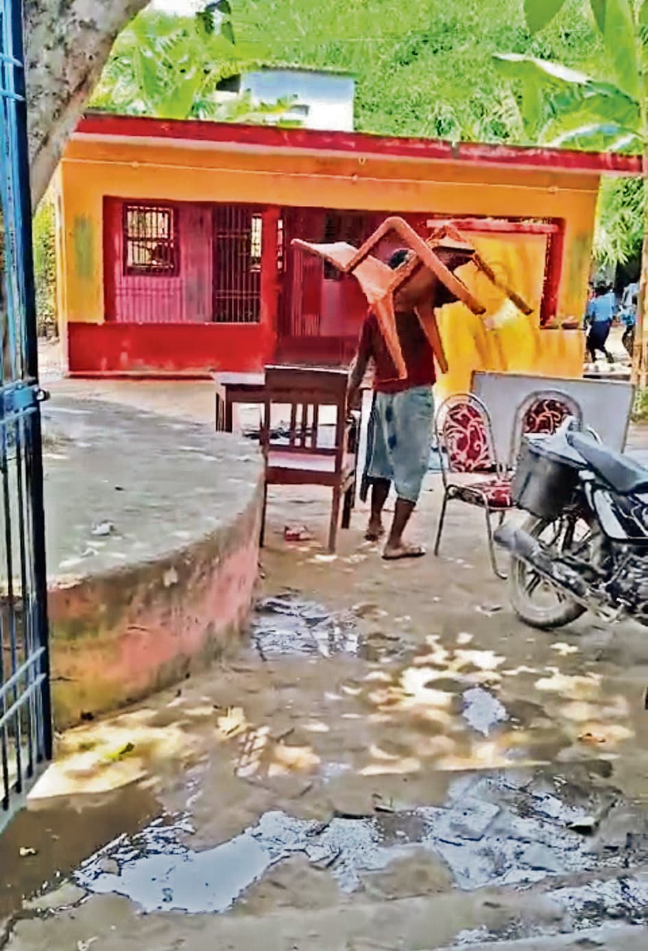 नशे की हालत में युवक ने स्कूल में की तोड़फोड़, गिरफ्तार