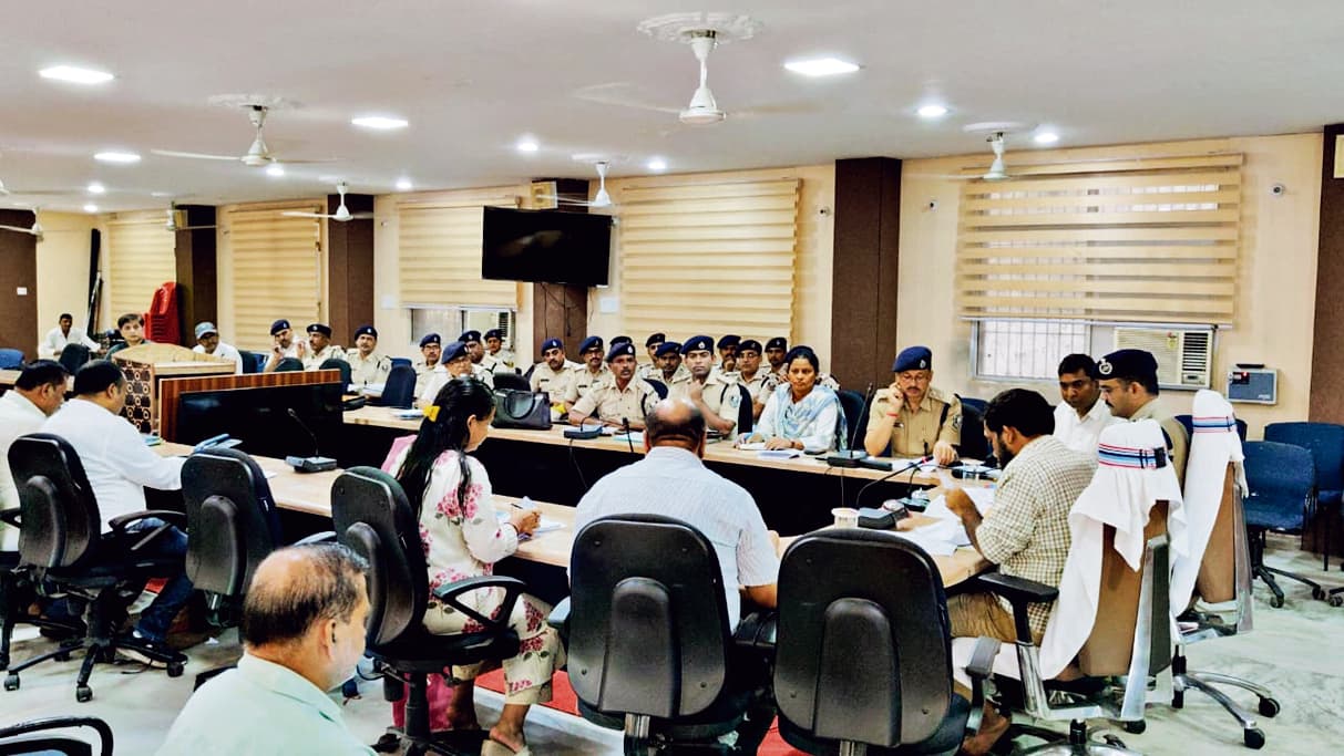 hajipur news. भूमि विवाद निष्पादन में सीओ, बीडीओ और थाना एक यूनिट बनकर करें काम : डीएम