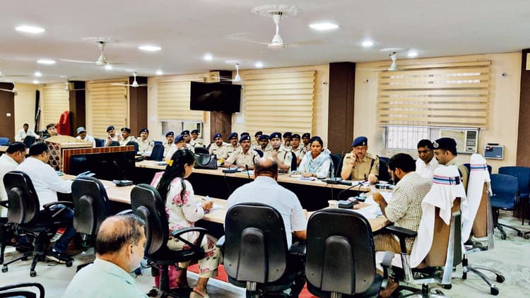 hajipur news. भूमि विवाद निष्पादन में सीओ, बीडीओ और थाना एक यूनिट बनकर करें काम : डीएम