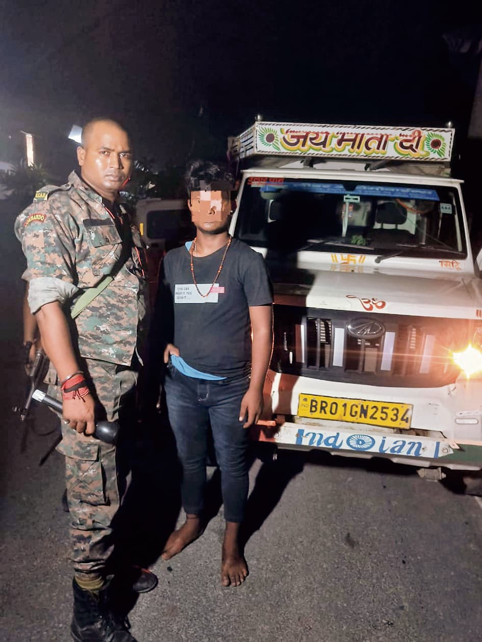 hajipur news. सोनपुर से लूटा गया तेल व आटा लोड पिकअप वैन वैशाली में पकड़ाया, एक बदमाश गिरफ्तार