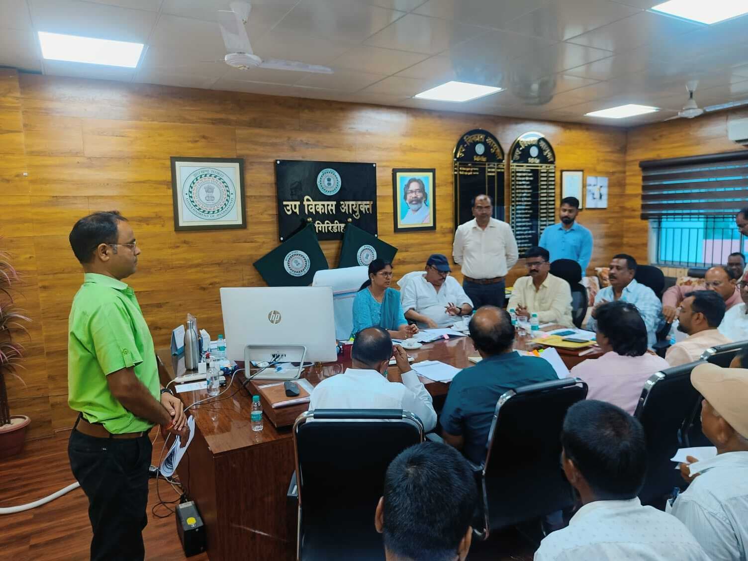 Giridih News: शून्य उपस्थिति वाले नौ स्कूलों का होगा विलय