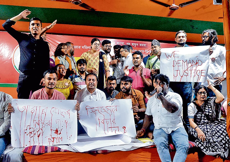 सीएम ममता बनर्जी के इस्तीफे की मांग को लेकर भाजपा का धरना-प्रदर्शन जारी