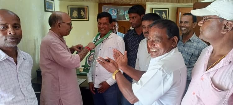 दर्जनों युवाओं ने स्पीकर के समक्ष ली झामुमो की सदस्यता
