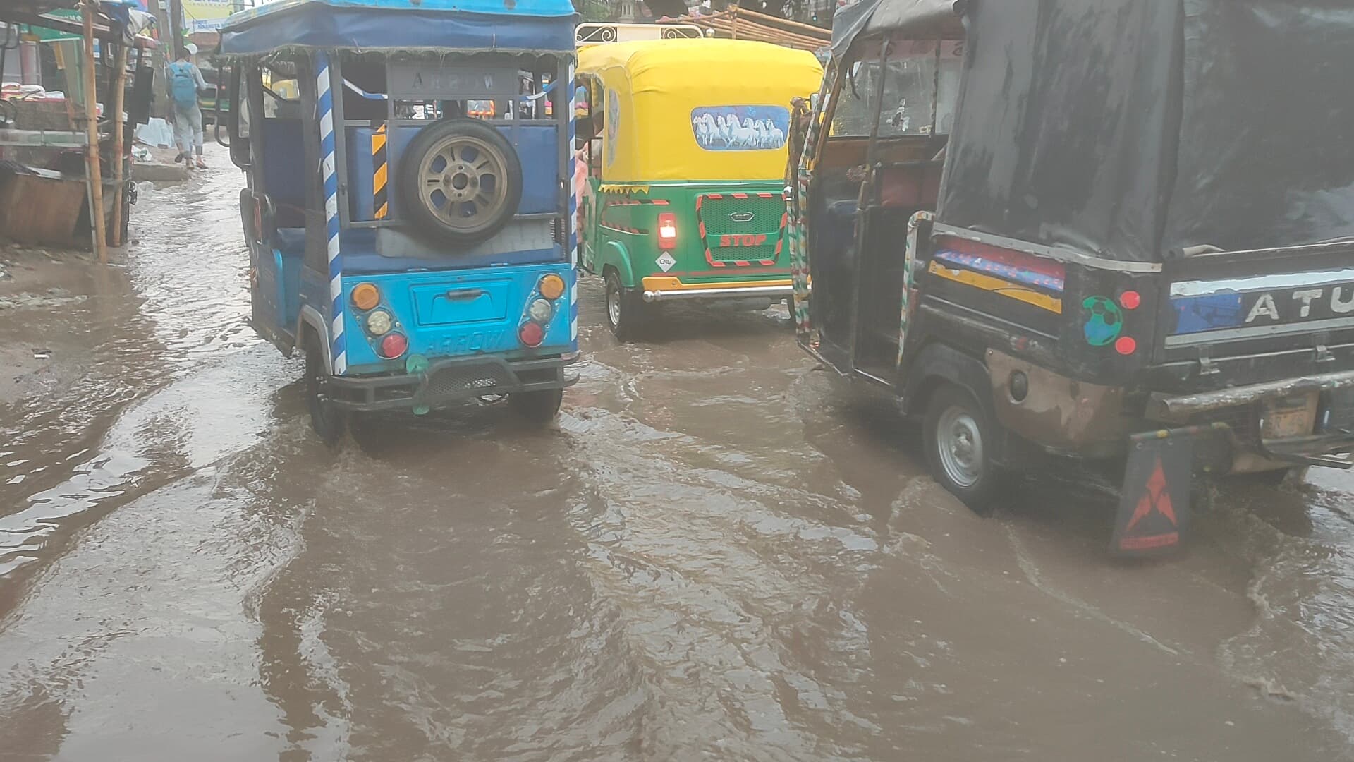 झमाझम बारिश से मौसम हुआ सुहाना, सड़कों पर जमा बारिश का पानी