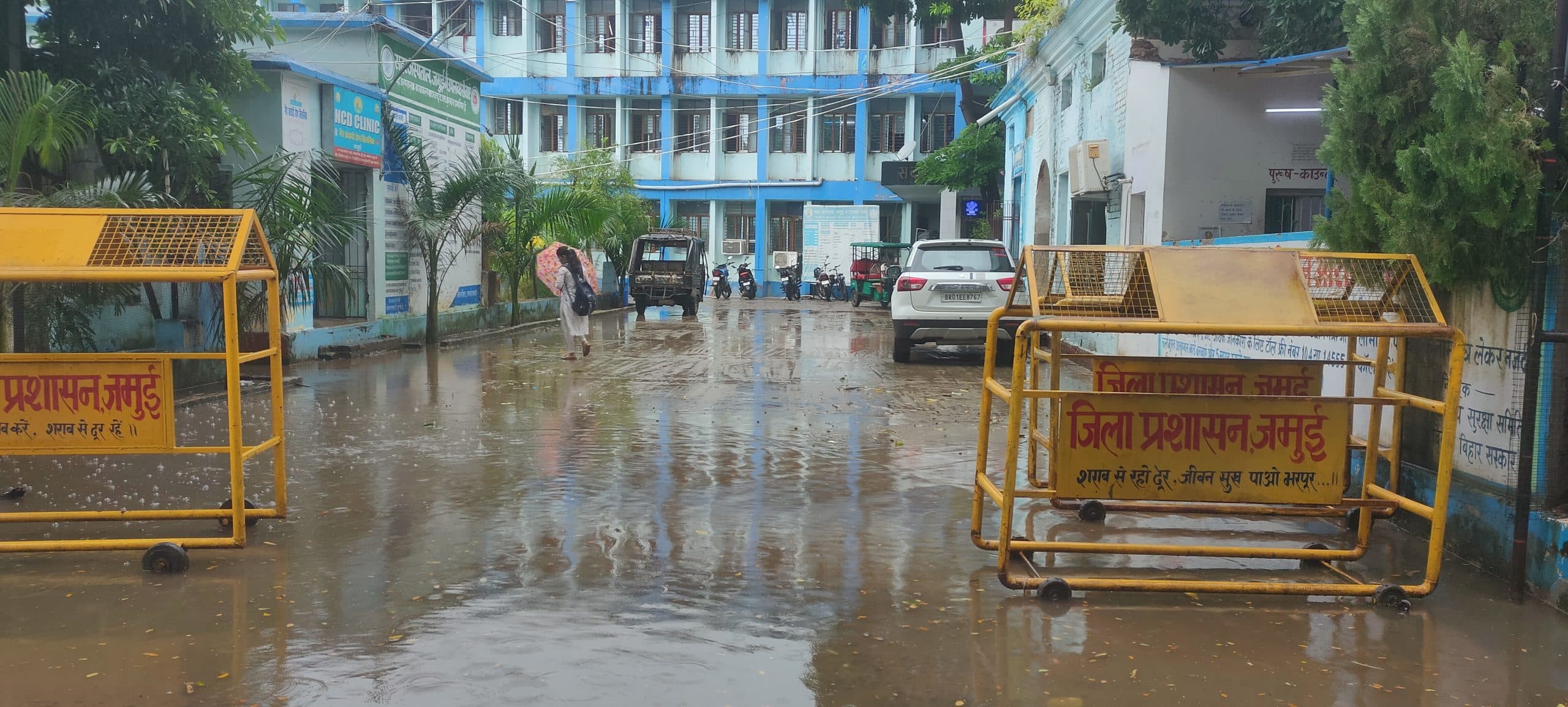 बारिश से सदर अस्पताल परिसर बना तालाब