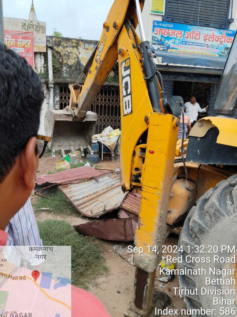 तीसरे दिन जनता सिनेमा से स्टेशन चौक तक अतिक्रमणकारियों पर चला निगम का बुलडोजर