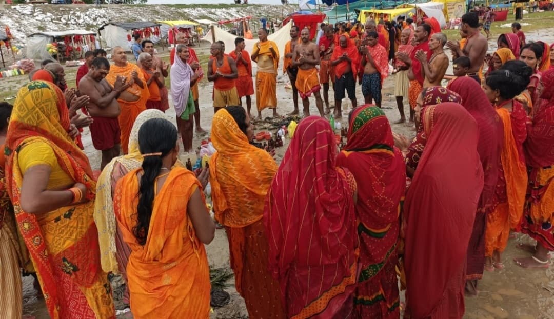 बागमती नदी के संगम घाट से 30 हजार कांवरियों ने की जलबोझी