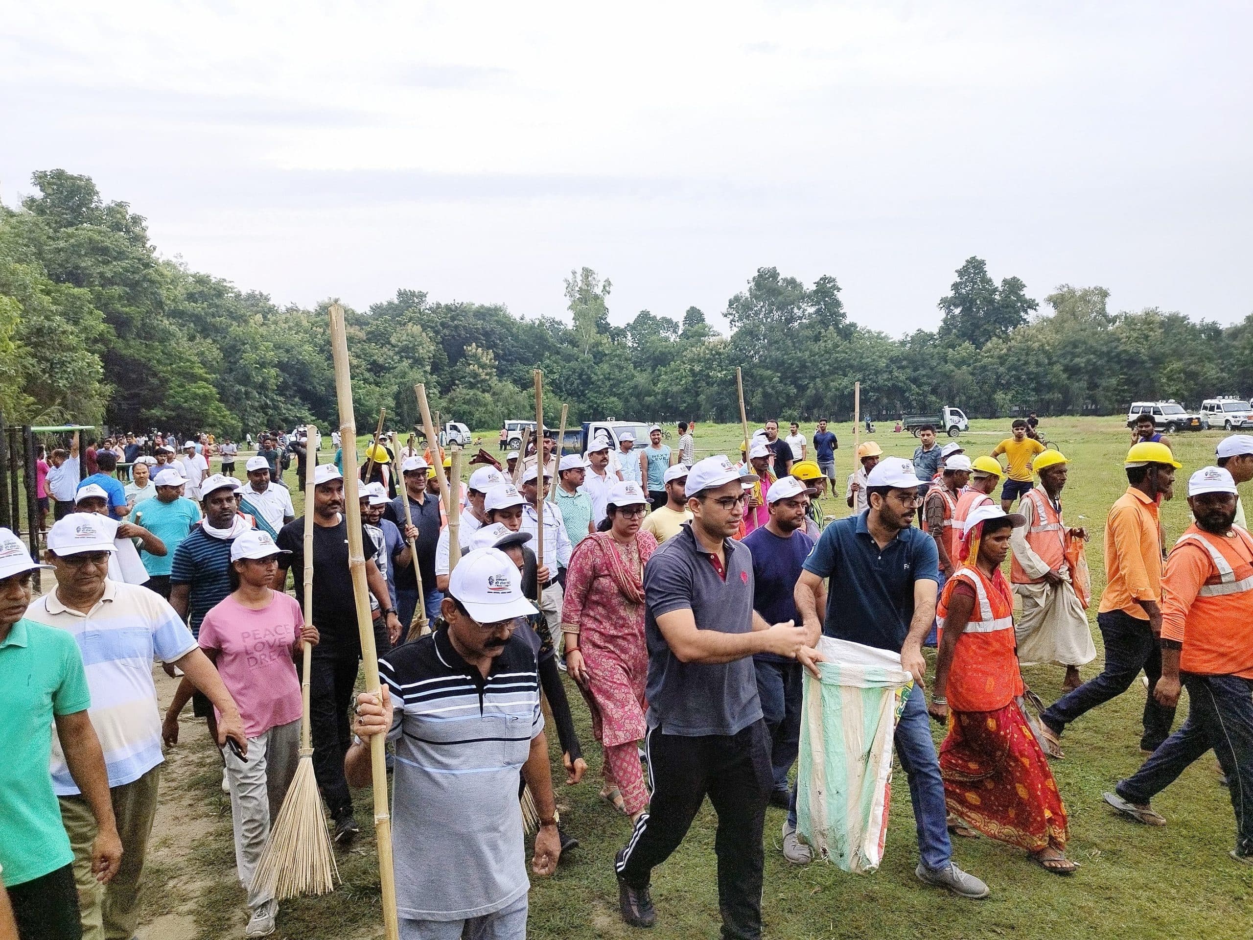 झाड़ू लगा दिया स्वच्छता जागरूकता का संदेश