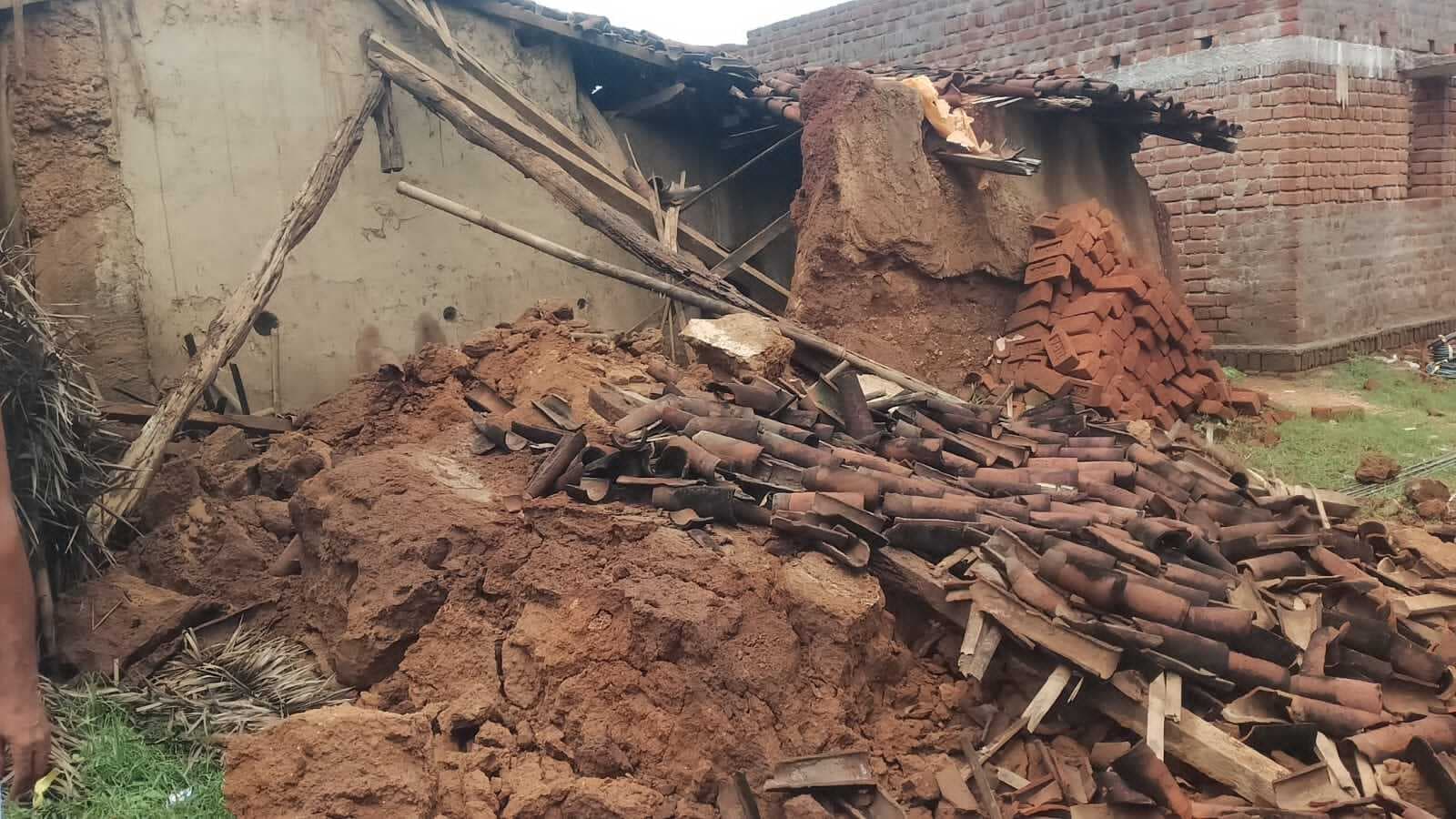 Giridih News: मूसलाधार बारिश से गिरा मिट्टी का घर, परिवार हुआ बेघर