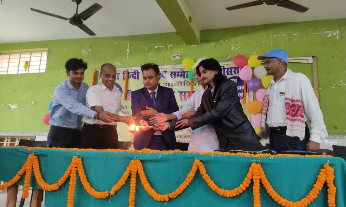 Lakhisarai News : हिंदी दिवस पर त्रैमासिक पत्रिका नवलकंठ के 13वें अंक का डीएम ने किया विमोचन