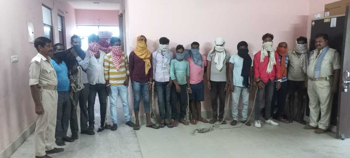 Lakhisarai News : लावारिस अवस्था में देसी शराब बरामद, चार तस्कर व नौ शराबी गिरफ्तार