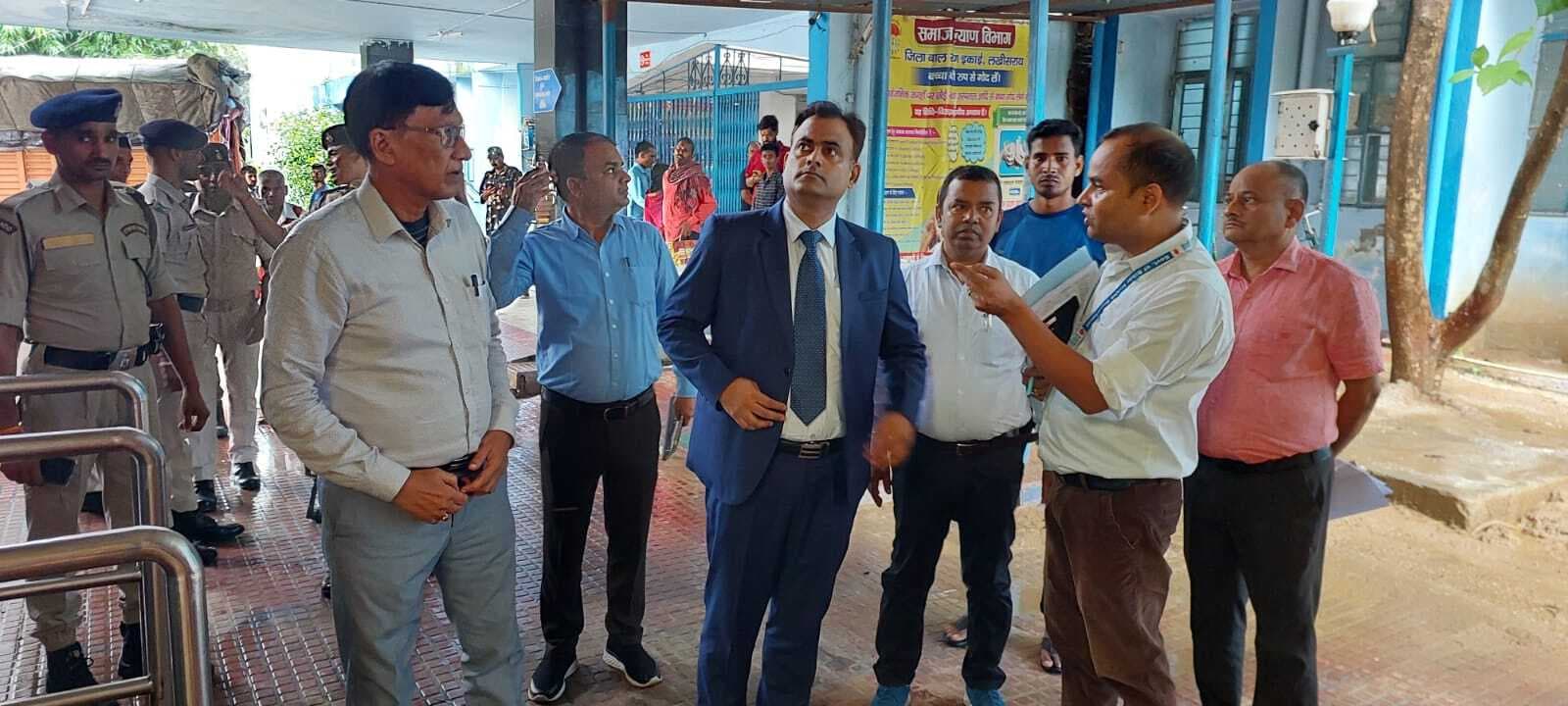 Lakhisarai News : डीएम ने किया सदर अस्पताल का निरीक्षण, जलजमाव व गंदगी देख जतायी नाराजगी