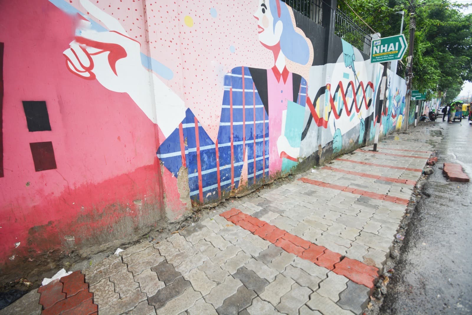 एएन कॉलेज के पास फुटपाथ का निर्माण शुरू