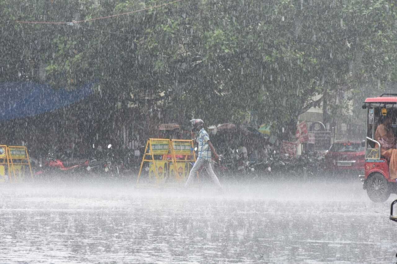 DHANBAD NEWS : तेज हवा के साथ रूक-रूक हुई झमाझम बारिश, आज व कल भी बारिश के आसार