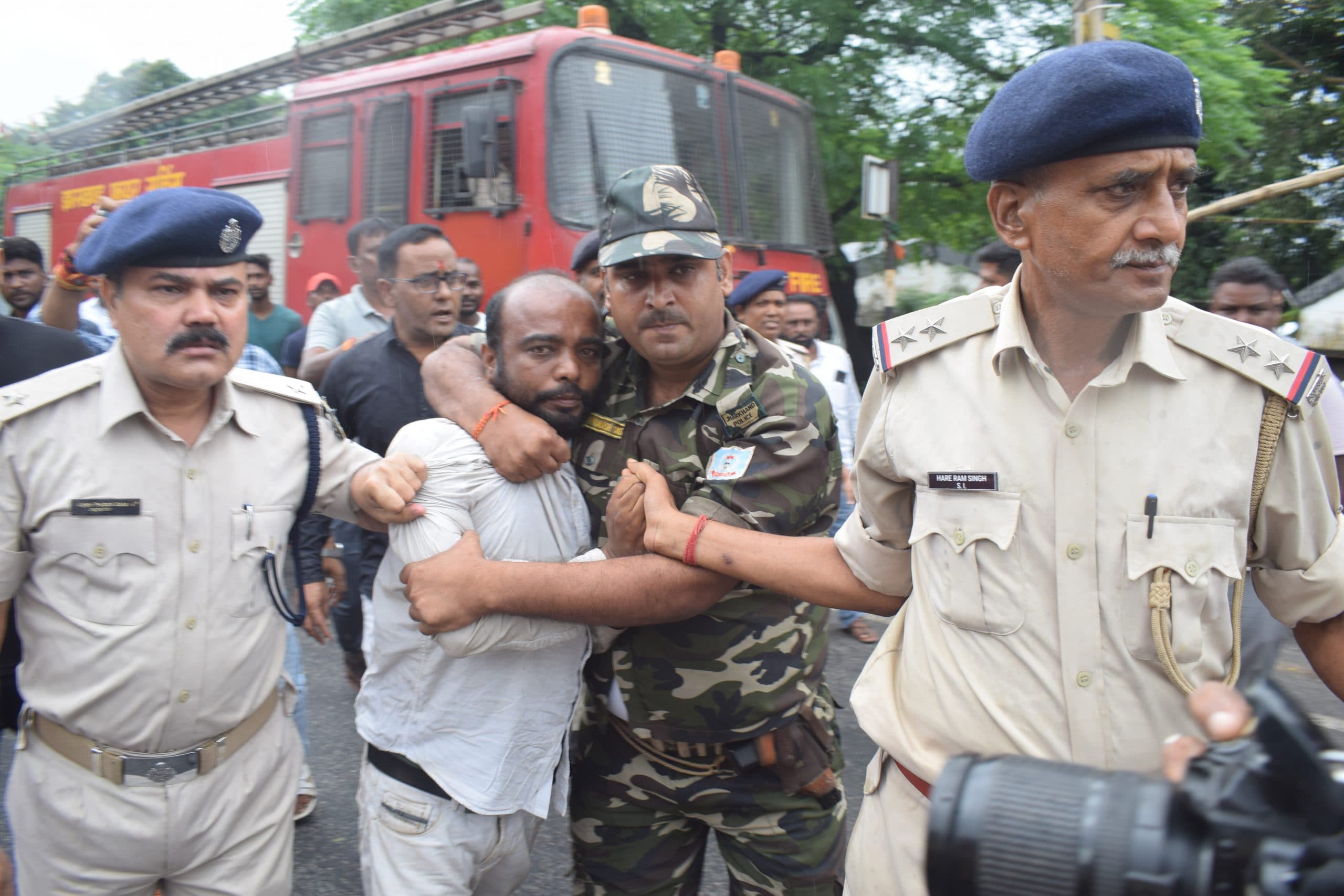 Dhanbad News:पत्नी व बेटी संग आत्मदाह करने पहुंचे पूर्व मेला संचालक को हिरासत में लिया