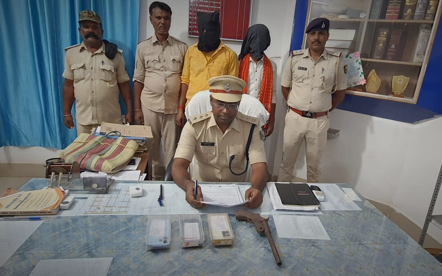 हथियार व चोरी की बाइक के साथ लूटेरे गिरफ्तार