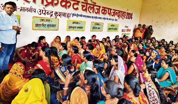 hajipur news. मांगों को लेकर जीविका कैडर की हड़ताल 13वें दिन भी जारी