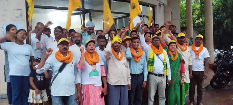 Jamshedpur News : करनडीह में सेंगेल के कार्यकर्ताओं ने किया आत्मदाह का प्रयास, पुलिस ने रोका