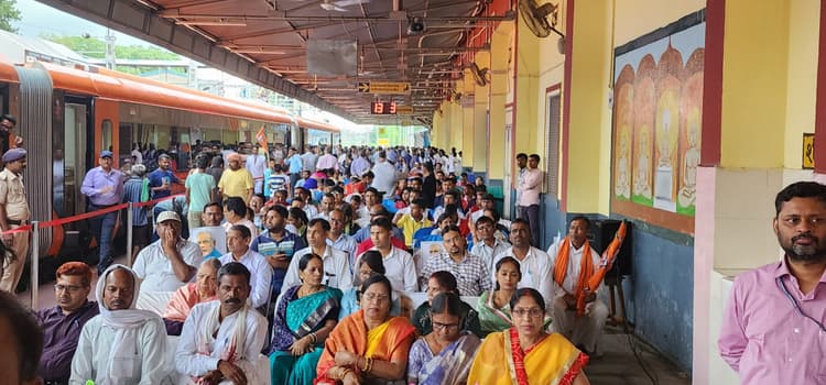 Giridih News: पारसनाथ रेलवे स्टेशन पर दो और वंदे भारत एक्सप्रेस का ठहराव शुरू
