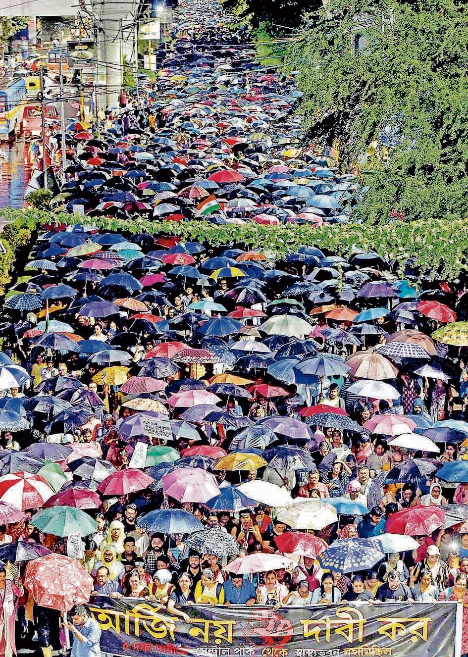 बारिश भी नहीं रोक पायी जूनियर डॉक्टरों का हौसला