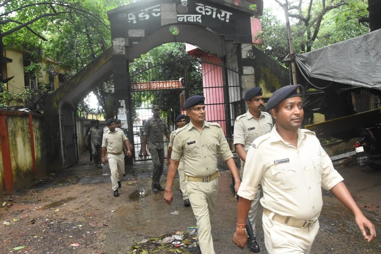 DHANBAD NEWS : छापेमारी में धनबाद जेल से बरामद हुई खैनी-चुनौटी