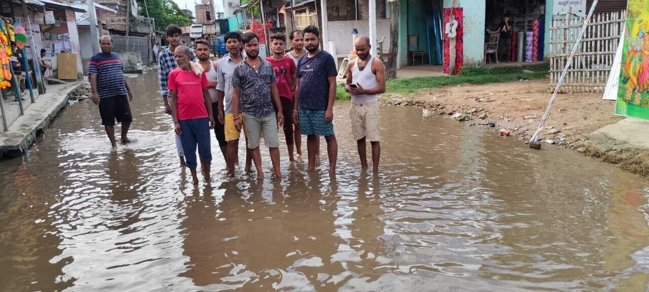 बड़हरा बाजार में जलजमाव से स्थिति हुई नारकीय