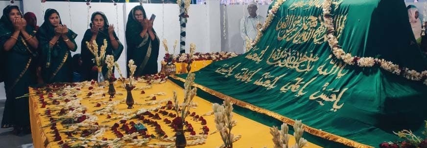 प्रसिद्ध रोशनगंज मजार पर की गयी चादरपोशी