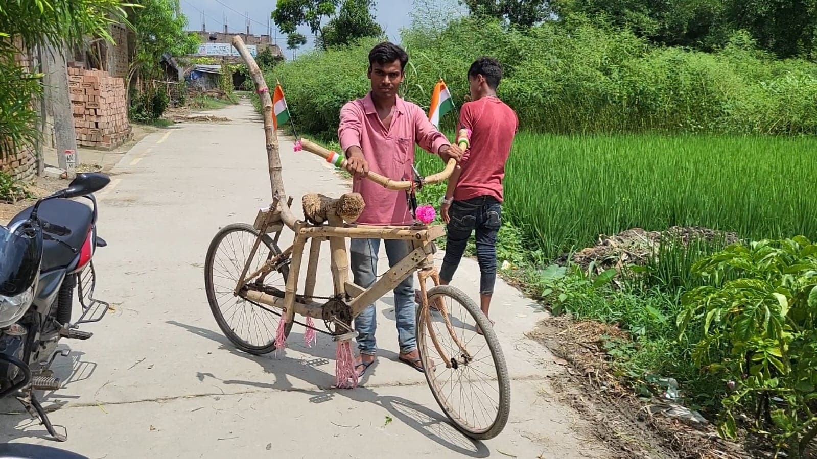 Bamboo Cycle: Vishwakarma of the village: गांव के विश्वकर्मा : पांच सौ रुपये खर्च कर बना डाली बांस की साइकिल