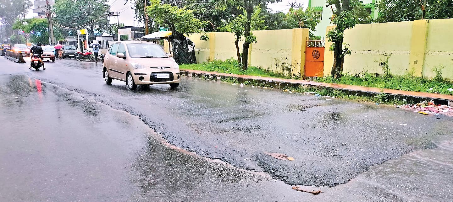 आधी-अधूरी सड़क बनाकर छोड़ी, लगातार हो रहे हादसे