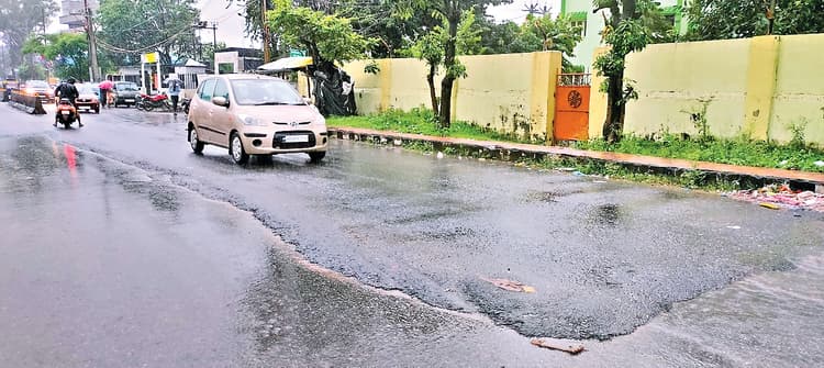 आधी-अधूरी सड़क बनाकर छोड़ी, लगातार हो रहे हादसे