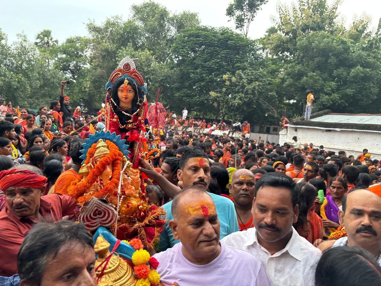 54 फुट के कांवर के साथ 50 हजार श्रद्धालुओं ने किया जलाभिषेक