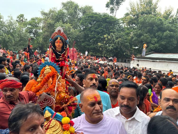 54 फुट के कांवर के साथ 50 हजार श्रद्धालुओं ने किया जलाभिषेक