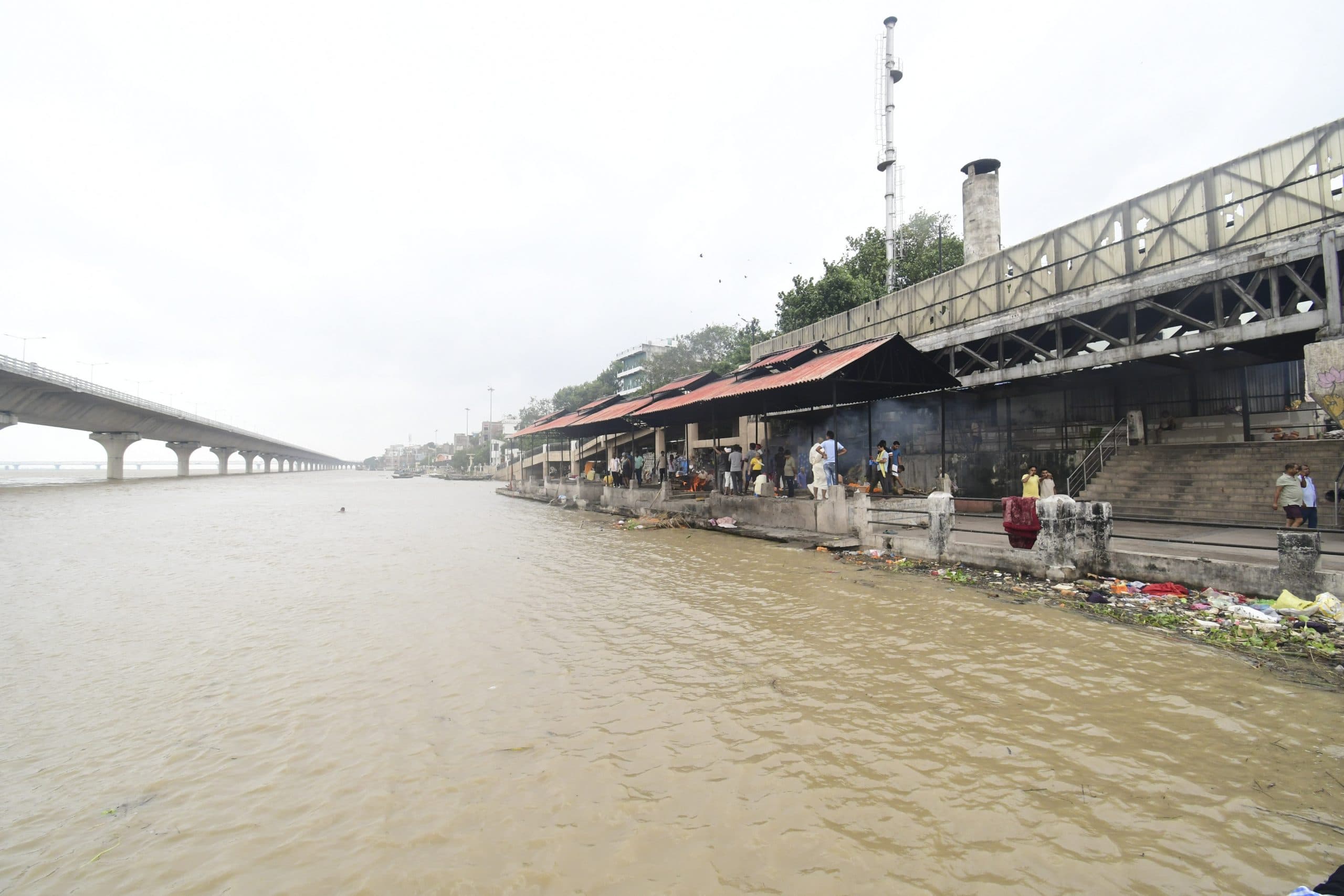 Patna : एनआइटी घाट पर गंगा खतरे के निशान से पार, गुलबी घाट के शवदाह गृह का एप्रोच डूबा