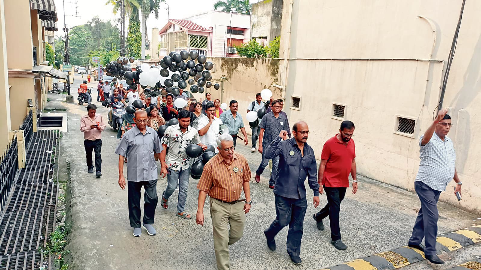 आरजी कर की घटना के खिलाफ आइएमए ने उड़ाये आकाश में गुब्बारे