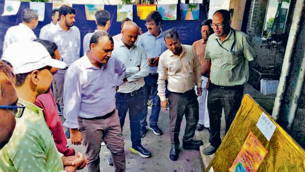 डीआरएम ने विश्वकर्मा पूजा पंडालों की परिक्रमा की