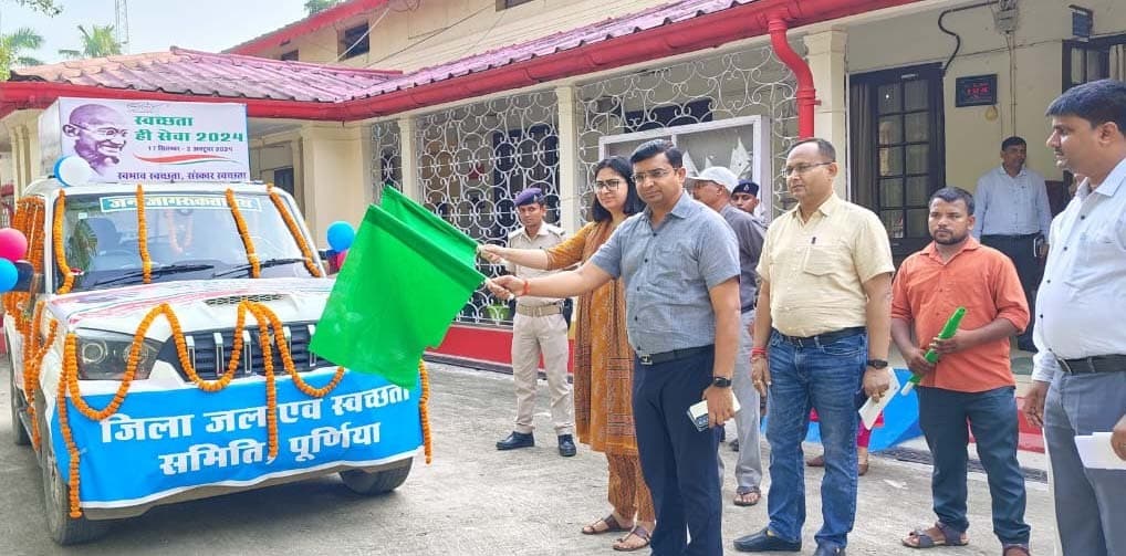 जन जागरूकता रथ को डीएम ने किया रवाना