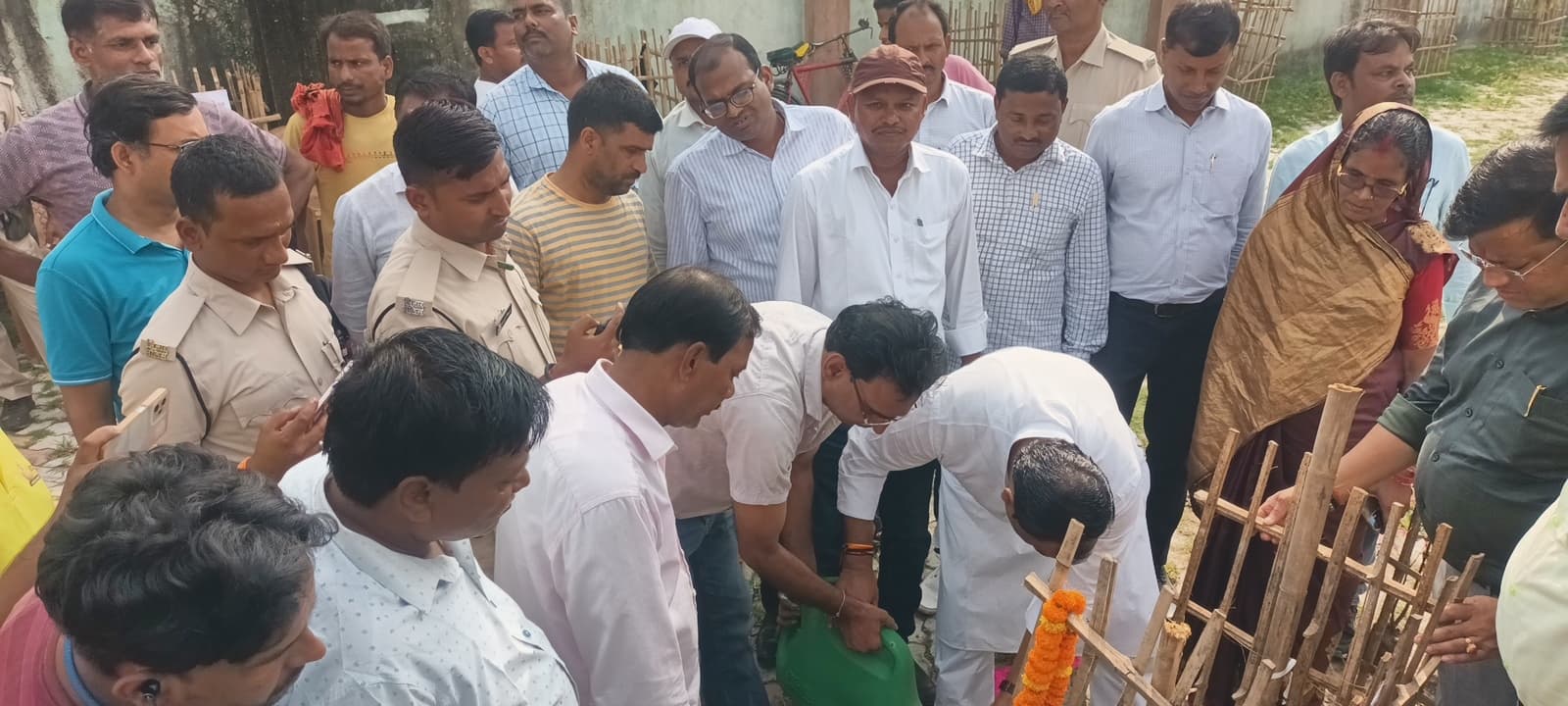 धरहरा पंचायत भवन में एक पेड़ मां के नाम अभियान