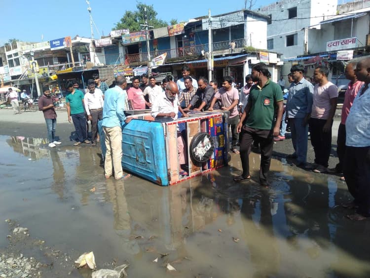 झूमरा मुख्य सड़क पर जल जमाव में पलटा टोटो